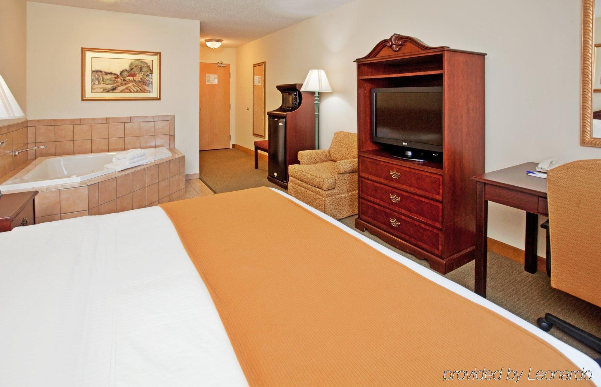 Baymont By Wyndham Fulton Hotel Bagian luar foto