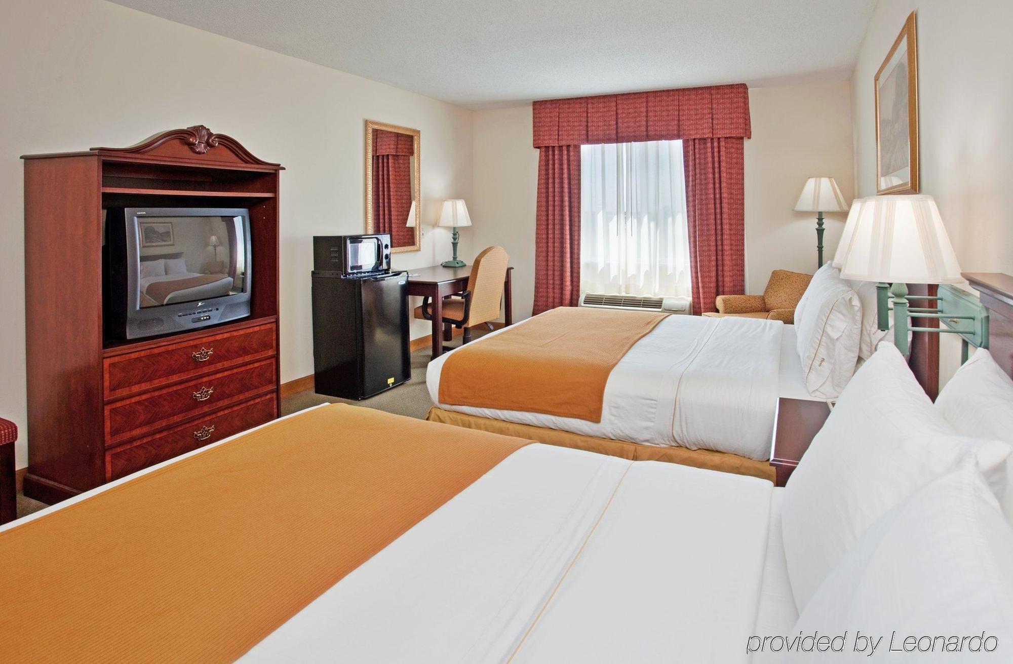 Baymont By Wyndham Fulton Hotel Bagian luar foto
