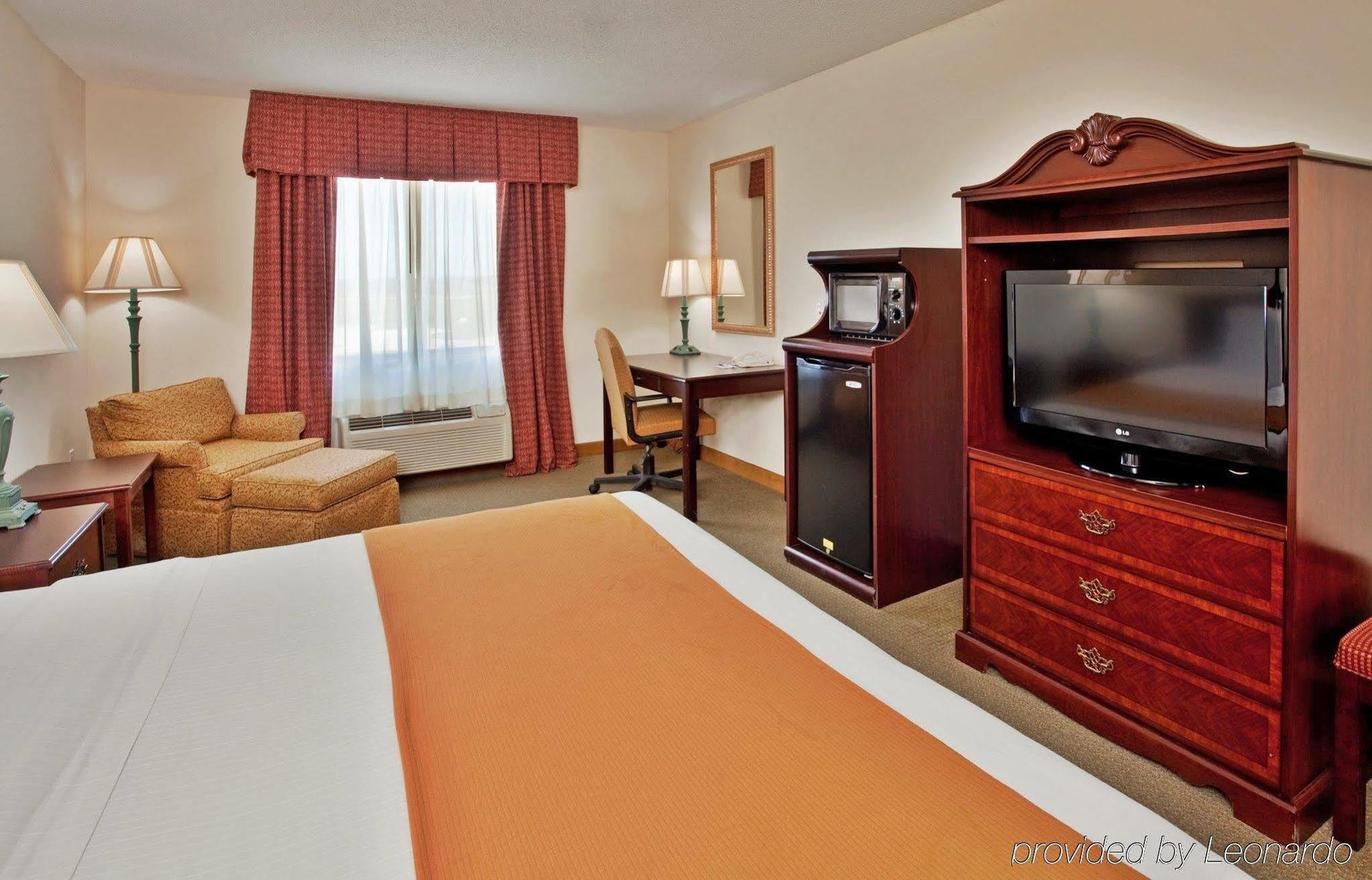 Baymont By Wyndham Fulton Hotel Bagian luar foto