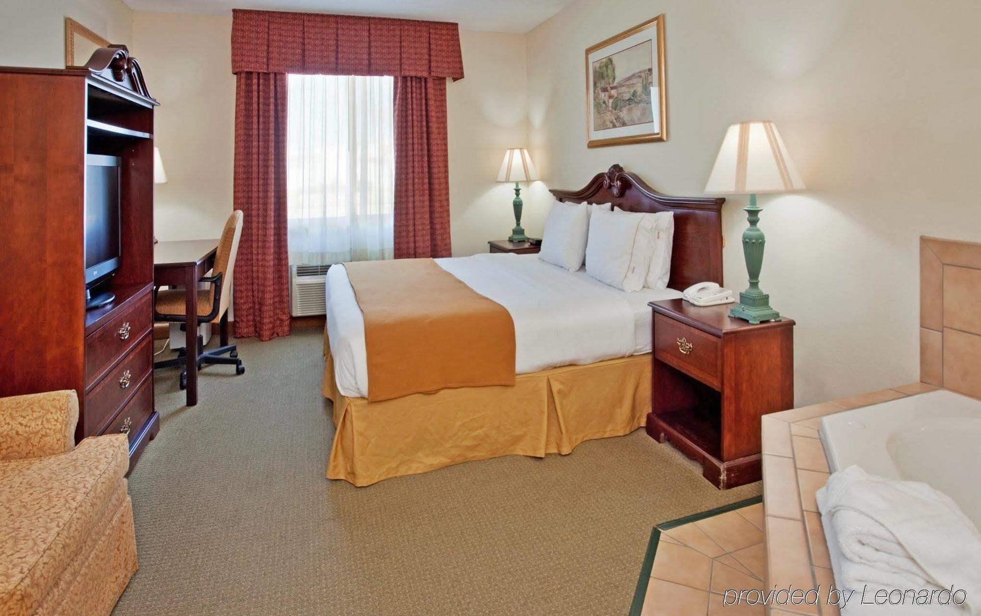Baymont By Wyndham Fulton Hotel Bagian luar foto